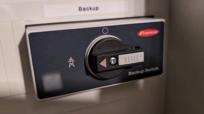 Der Notstrom-Umschalter hat seinen Platz im Zählerschrank gefunden.  