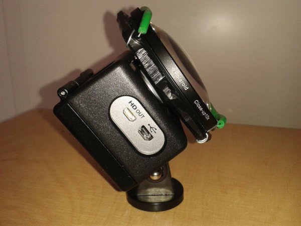 Actionpro X7 mit aufgesetzter 10+ Polaroid Makrolinse