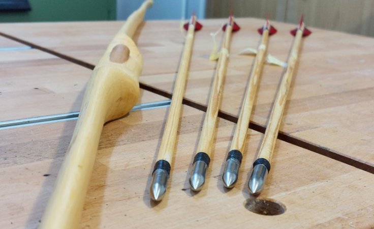 Ganz schön viel arbeit und Hirnschmalz stecken in so einen Eigenbau-Bogen samt Pfeilen  