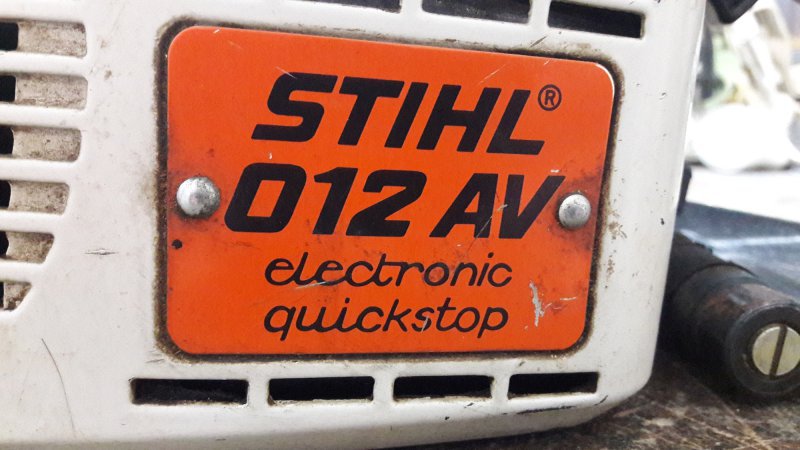 Das Typenschild der Stihl 012 AV Motorsäge 