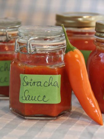 Die fertig eingekochte Sriracha-Soße