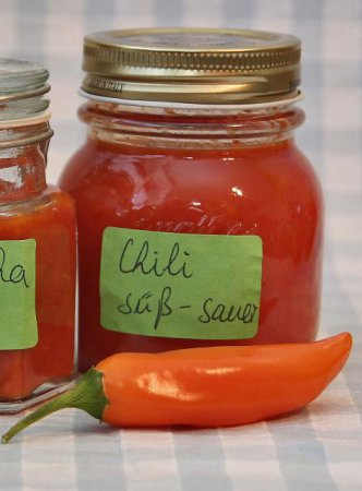 Knapp fünf socher Gläser ergibt das unten stehende Rezept für die Chili-Süß-Sauer-Soße