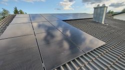 24 PV-Module auf dem Norddach (12 Grad) verwandeln jetzt Sonnenlicht in Strom. 24 PV-Module auf dem Norddach (12 Grad) verwandeln jetzt Sonnenlicht in Strom.