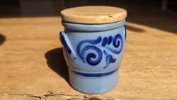 Der alte Tontopf mit neuer, schicker DIY-Buchen-Haube.   